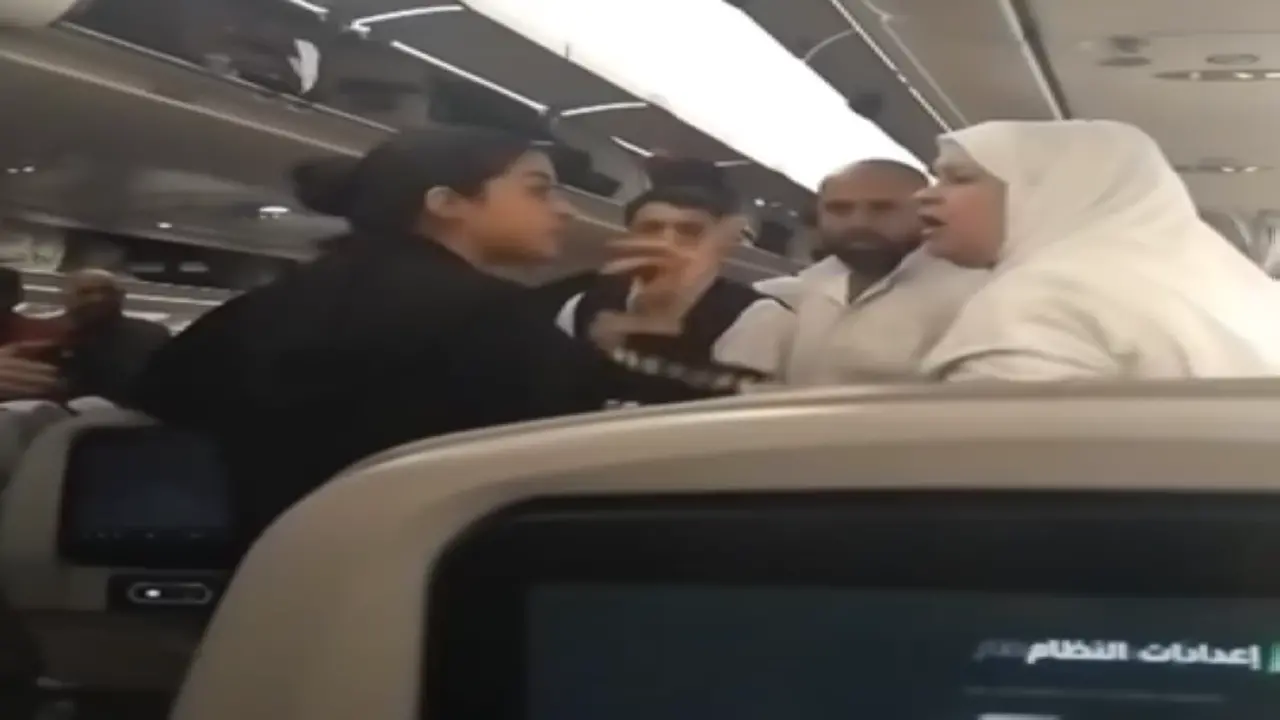 مشادة حادة.. فيديو متداول لمواجهة بين راكبتين تشعل منصات التواصل الاجتماعي